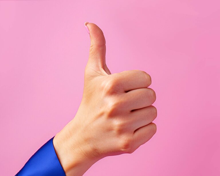 Hand, die einen Daumen hoch zeigt als Symbol der Mitarbeitermotivation
